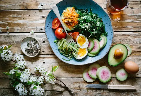Haşlanmış yumurta, avokado, domates, ıspanak ve turp dilimleriyle besleyici kâse